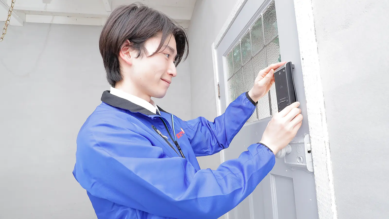 鍵屋に室内に電子錠を付けてもらう