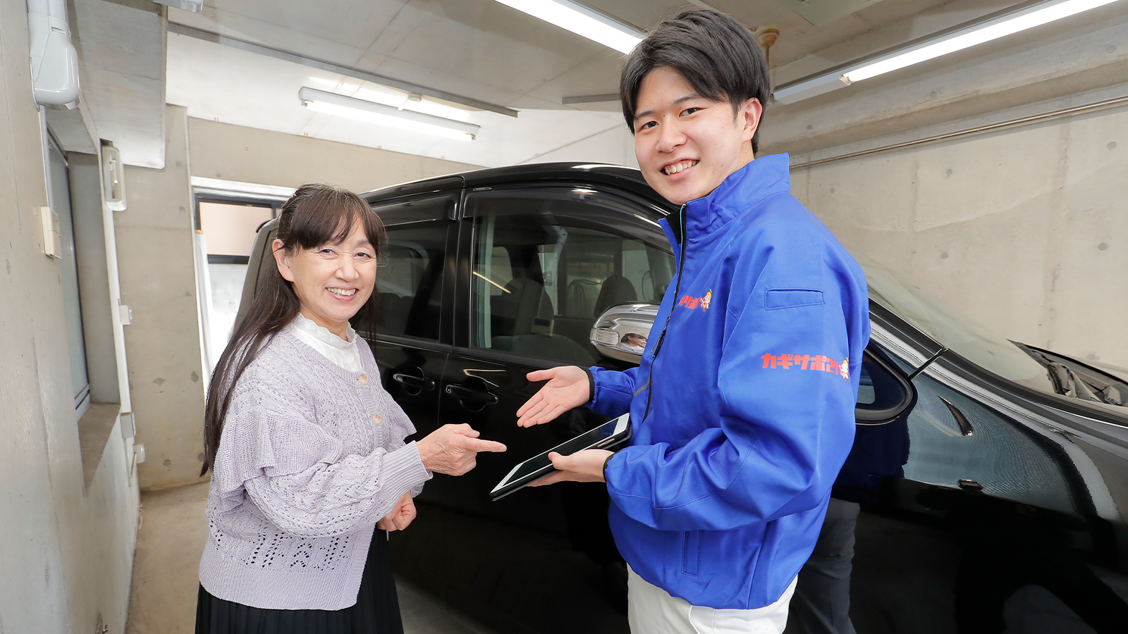 車の前で対応に困っている様子