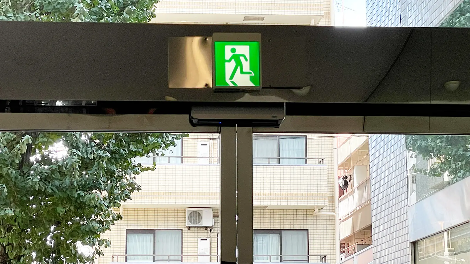 自動ドアの電源を切ってから鍵をかける