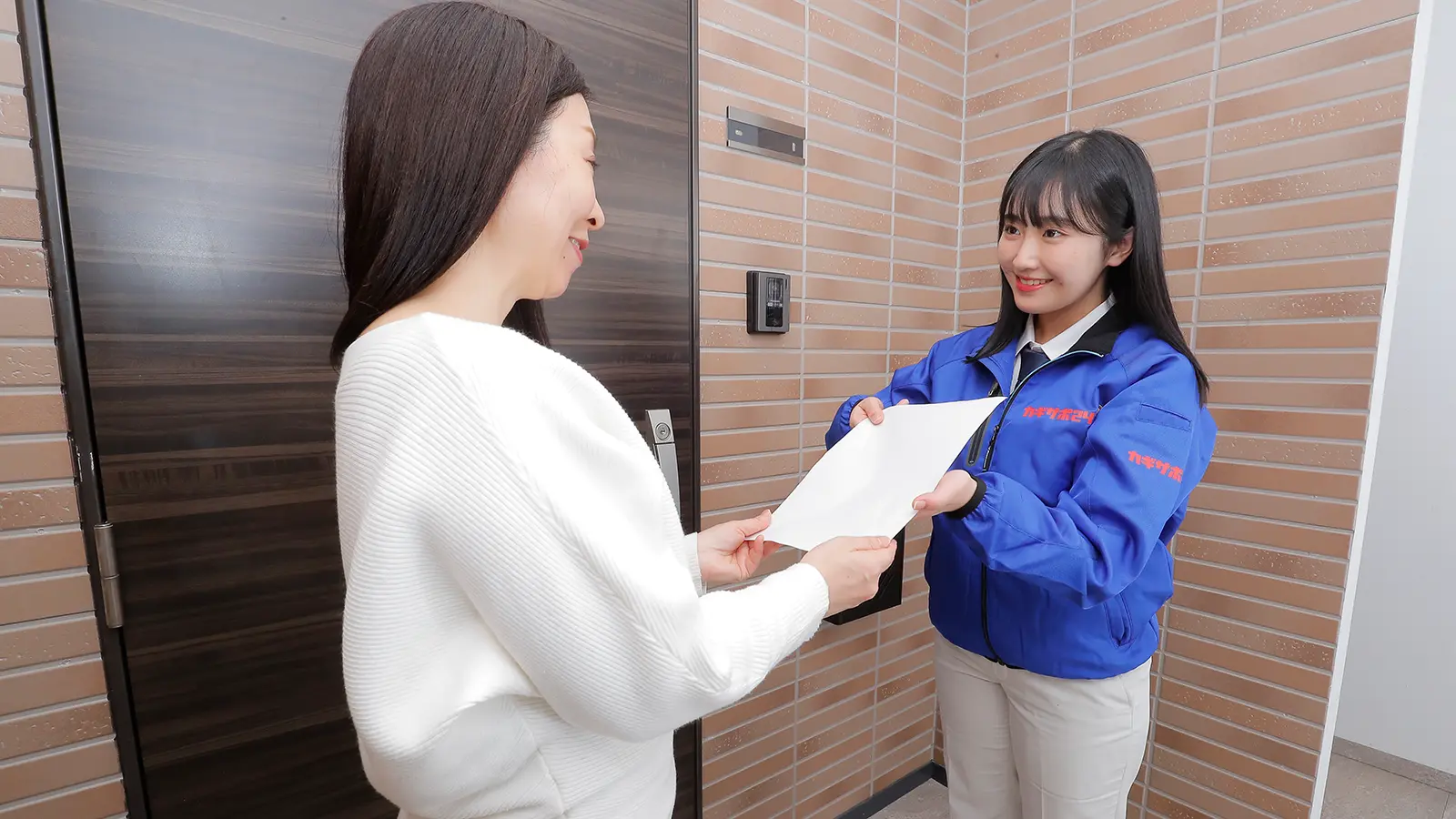 作業後のアフターフォローを案内するスタッフ