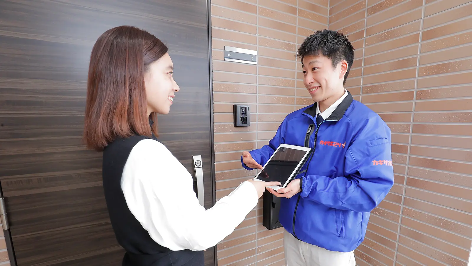 作業前に料金を案内する鍵業者