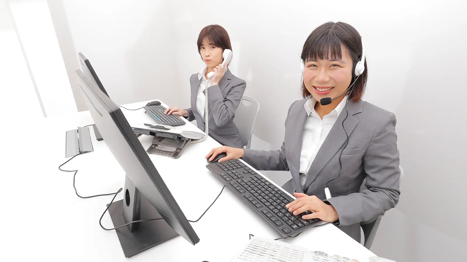 鍵トラブルの相談を受け付けるスタッフ