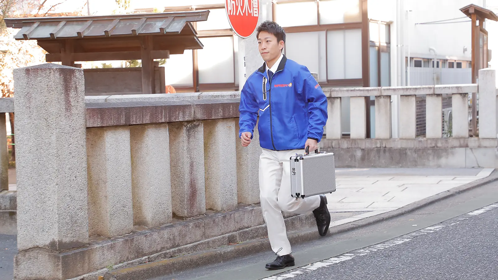 錠前技師が走る様子