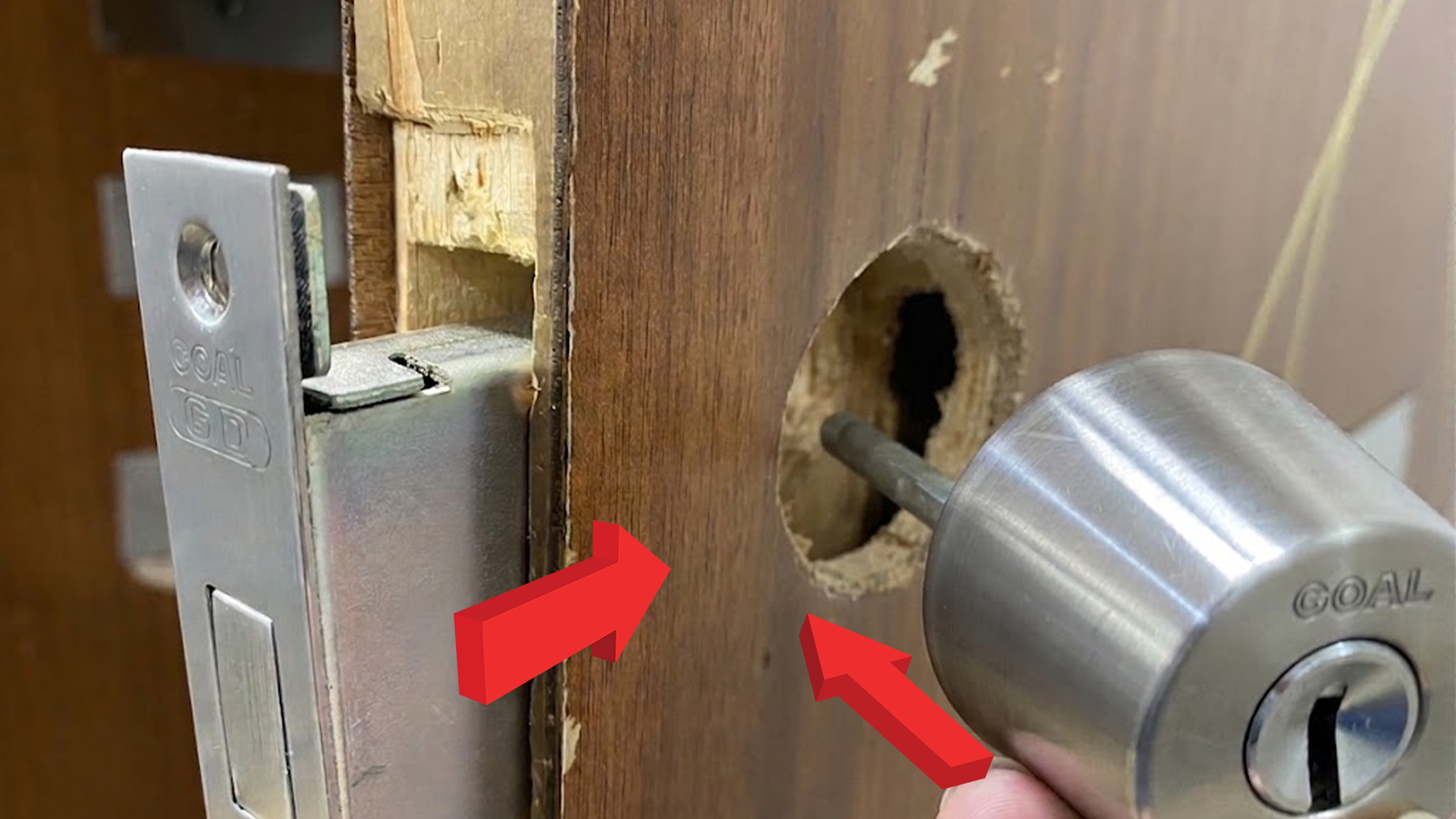 新しい錠前を逆の手順で取り付ける