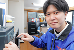 本社事務所での鍵開錠の練習風景です